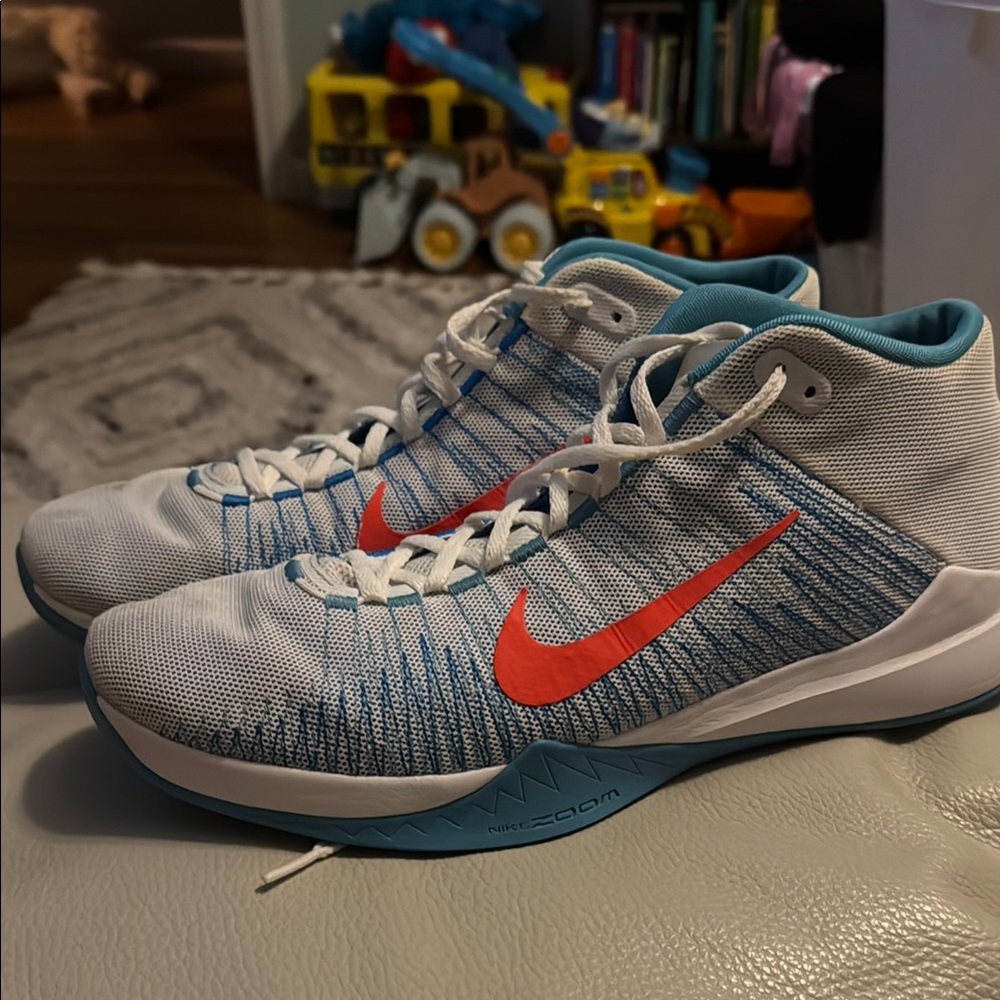 Nike Zoom Ascention White and Blue Sneakers with Textured Design (used)